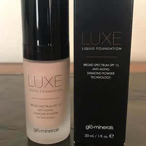 Glo minerals luxe foundation in Rosette